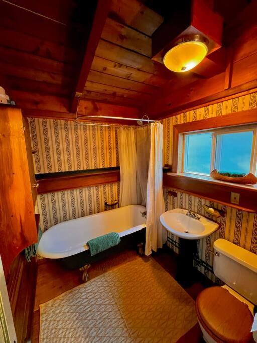 Nostalgic Downtown Boatbuilder's - Licensed Squamish